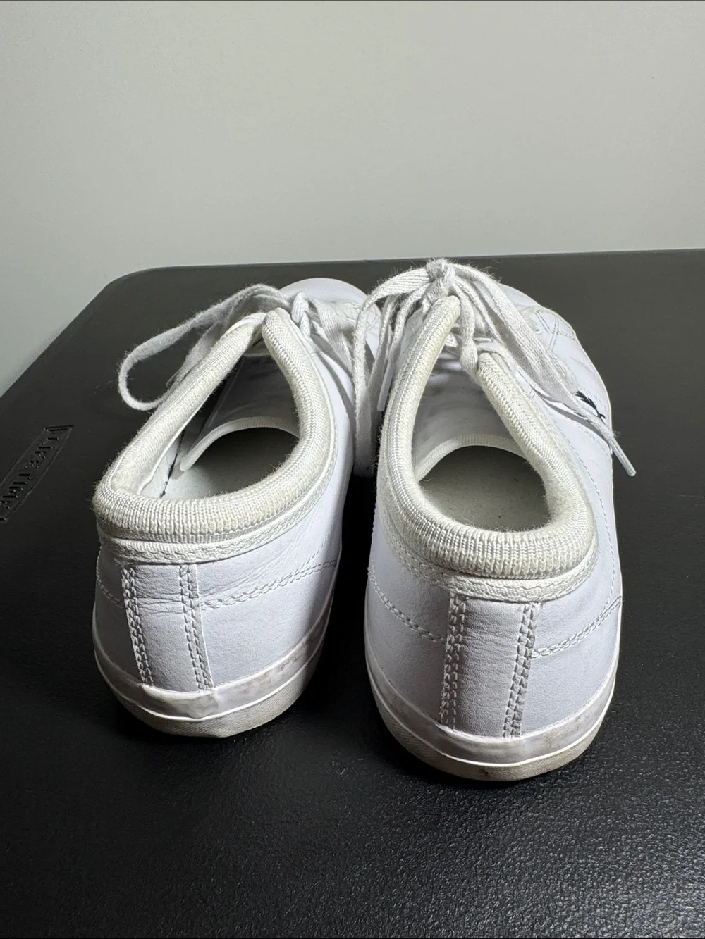 Fred Perry mens 10.5 leather low top trainer shoes sneakers EUC